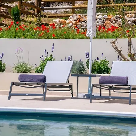 Luxury Seafront Liberty With Pool In Willa