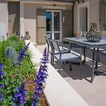 Luxury Seafront Liberty With Pool In