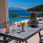 فيلة Luxury Seafront Liberty With Pool In *