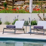 Luxury Seafront Liberty With Pool In Willa