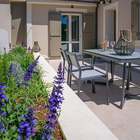 Luxury Seafront Liberty With Pool In