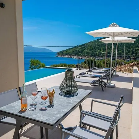 Luxury Seafront Liberty With Pool In Villa *