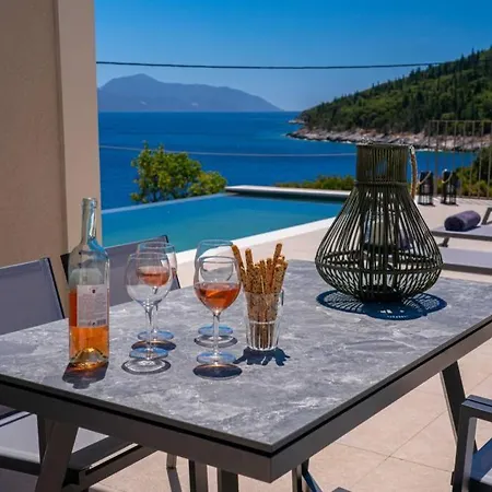 Βίλα Luxury Seafront Liberty With Pool In *