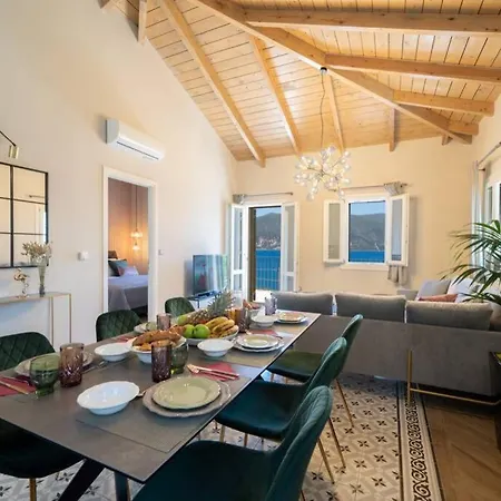 Βίλα Luxury Seafront Liberty With Pool In *