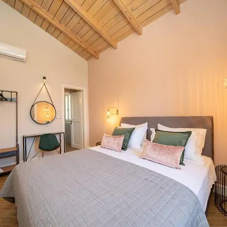 Luxury Seafront Liberty With Pool In