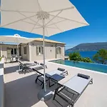 Vila Luxury Seafront Liberty With Pool In