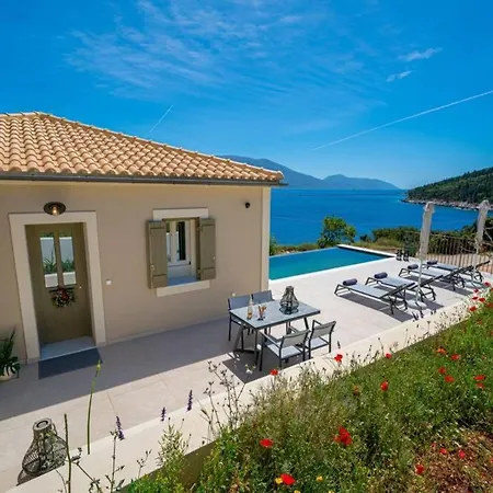 Luxury Seafront Liberty With Pool In Vila *